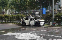 看出车身变形且多处被熏成黑色